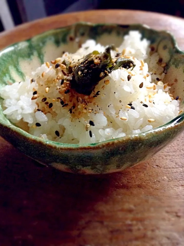 青じその醤油漬けとゴマをトッピング。炊きたてご飯にのっけもり\(//∇//)\保存食は、便利ですよ\(//∇//)\|Maya Fushimiさん