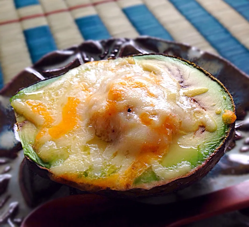 カニ缶のアボカドまるごとグラタン完成なり。|くにぽんさん