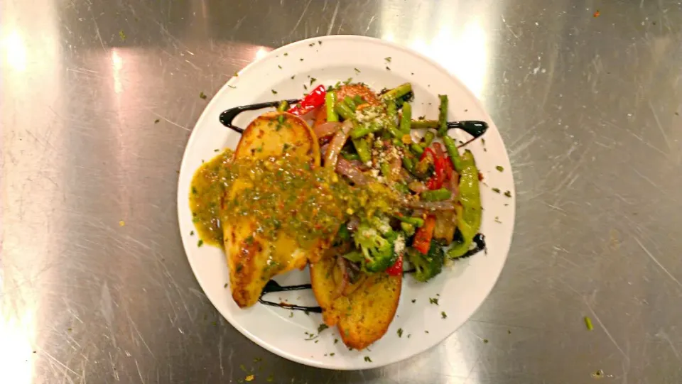 grilled chicken breast with italian vegetable medley..topped with roasted garlic and sun dried tomato pesto|chef Charlesさん