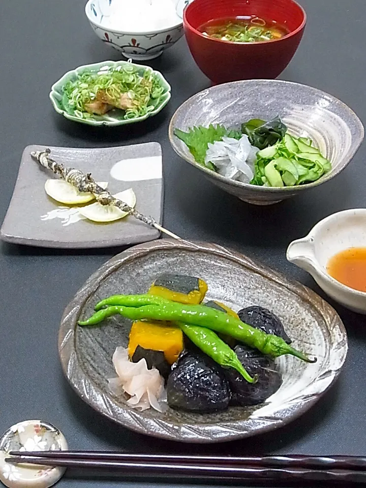 Snapdishの料理写真:今晩は、夏野菜揚げ煮 茄子 南瓜 甘長ピーマン、さより向付、さより皮の串焼、豚ヒレ葱まぶし、豆腐とわかめの味噌汁

夕方さより君らと目が合ったので連れ帰って酢の物に。そして皮を炙ったら美味！
お酒を頂くと睡魔との戦いになって終い事が出来なくなるので普段は飲みませんが、これは合いますね。

今日も美味しかった！|akazawa3さん