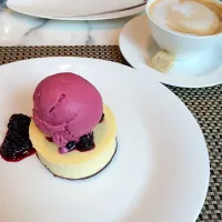 Blueberry cheese cake and a nice cup of latte|Ng Yin Tingさん