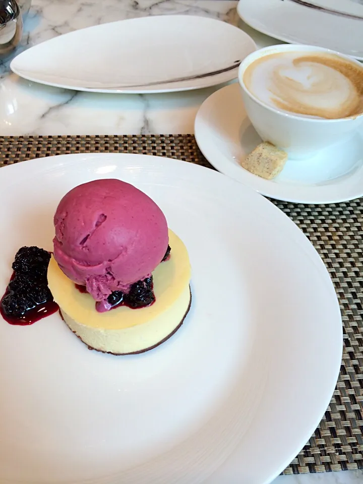 Blueberry cheese cake and a nice cup of latte|Ng Yin Tingさん