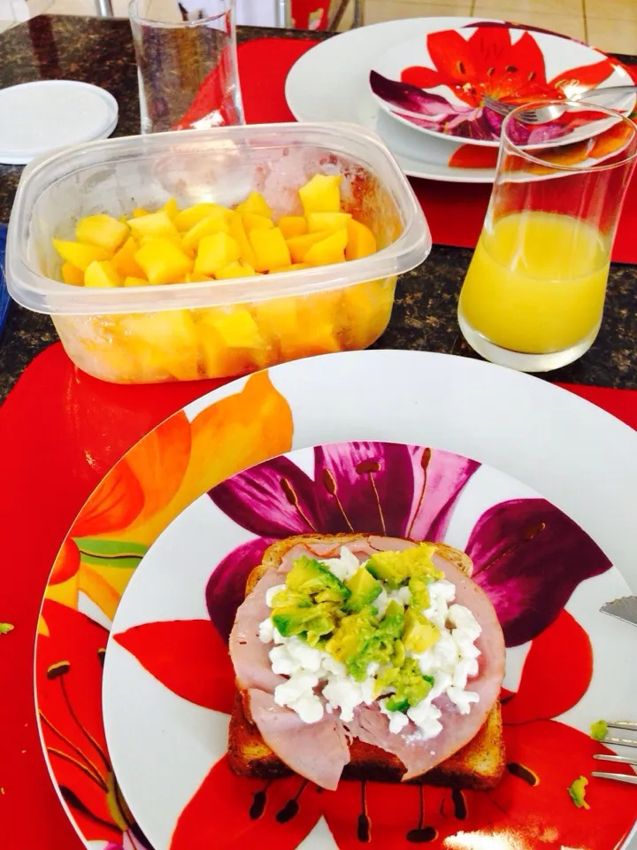 Whole wheat toast with smoked ham, cottage cheese and avocado pieces + sugarfree natural orange juice and mango pieces 🍞🍑🍊|Marianaさん