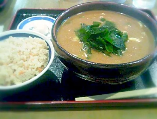 営業マンの昼ごはん わかめカレーうどんとかやくごはん|ぽんたさん