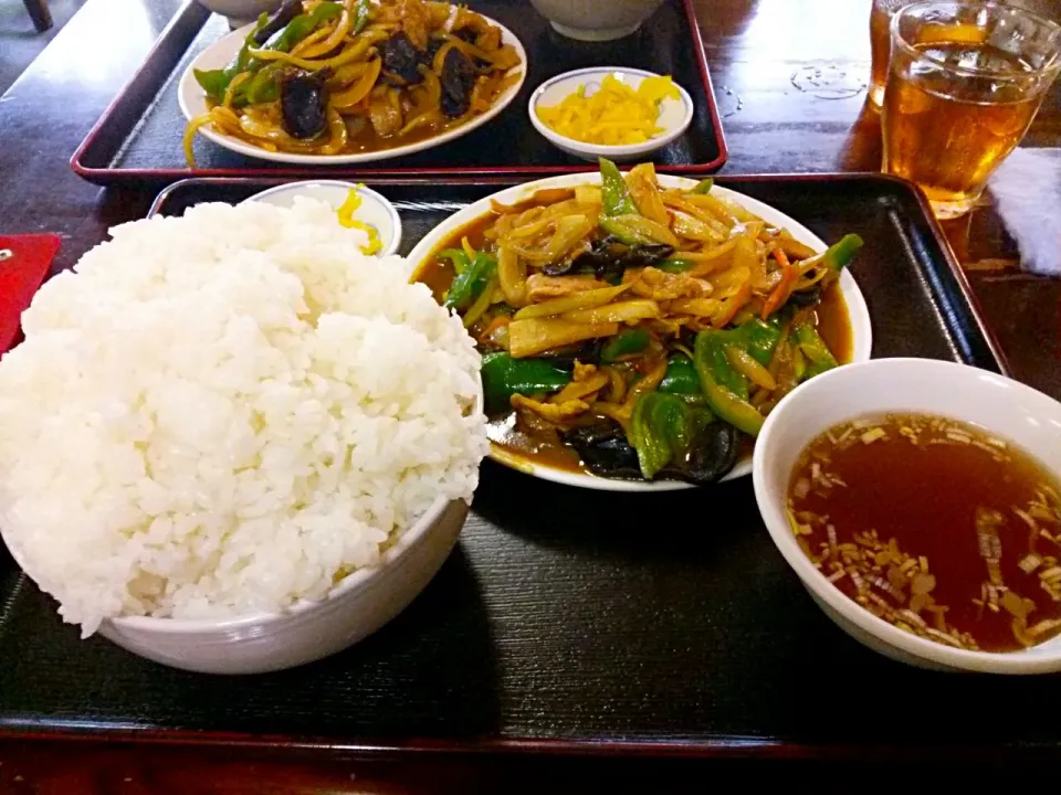 Snapdishの料理写真:徳萬殿の玉ねぎカレー。
大盛りは50円増で、800円。
てっきり、玉ねぎが多めのカレーだと思って注文しましたが、出て来たのは、肉と玉ねぎ野菜をカレー味で炒めたオカズ。
しかも、何の冗談かと問い質したくなる量の、ご飯の大盛り。
このご飯、どんぶりに押し潰されて盛られているので、見た目よりも量が凄まじかったです。
冗談抜き|東京ライオンズさん