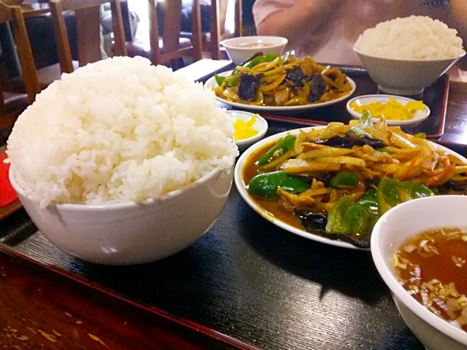 徳萬殿の玉ねぎカレー。
大盛りは50円増で、800円。
てっきり、玉ねぎが多めのカレーだと思って注文しましたが、出て来たのは、肉と玉ねぎ野菜をカレー味で炒めたオカズ。
しかも、何の冗談かと問い質したくなる量の、ご飯の大盛り。
このご飯、どんぶりに押し潰されて盛られているので、見た目よりも量が凄まじかったです。
冗談抜き|東京ライオンズさん