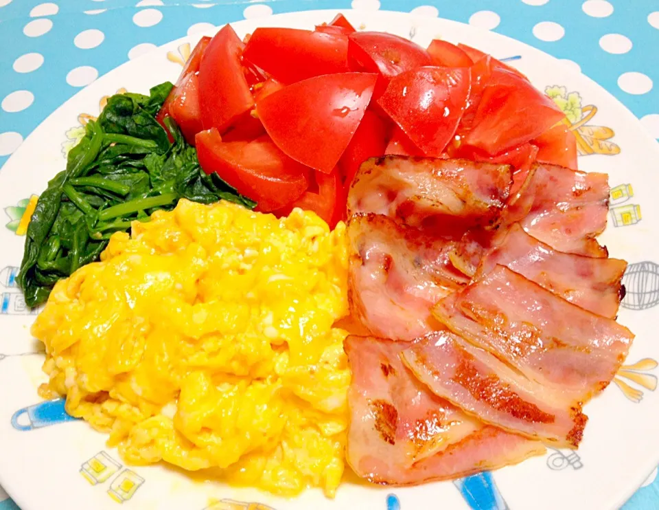 Fried Bacon & scrambled egg, tomatoes & spinach|Liezlさん