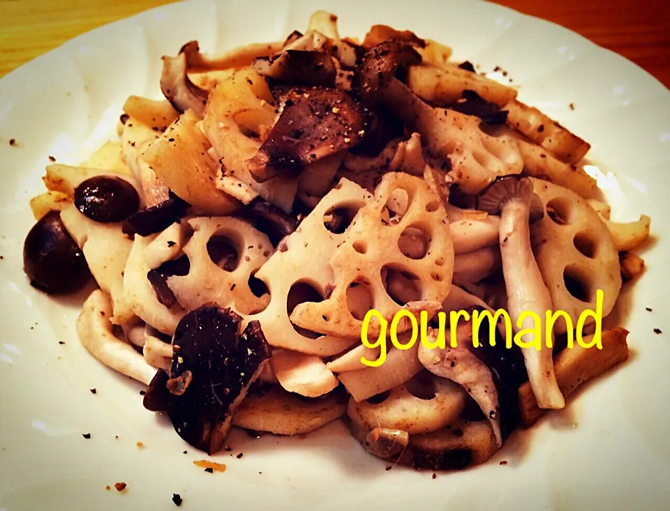 Yuka Nakataさんの🎀Stir fried mushrooms n lotus root w/ anchovy 蓮根と茸のアンチョビ炒め|プーティさん