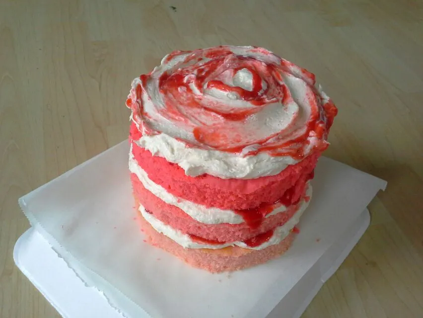 Ombre cake with vanilla and strawberry for my mother in laws birthday|Fe's kitchenさん