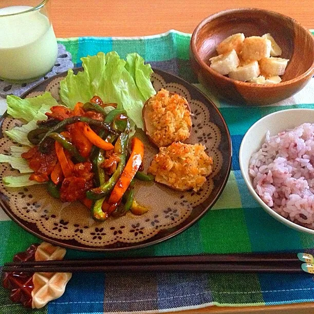 豚肉、パプリカ、ピーマンの味噌炒めと、しいたけのパン粉焼きで朝ごはん|かぴこさん