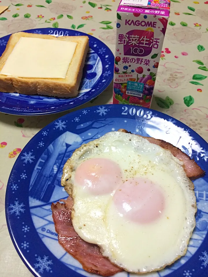 朝４時に起きてサッカーの中継を見た後、１時間弱眠って全く食欲が無い次男の朝食。^^;|Takashi H.さん