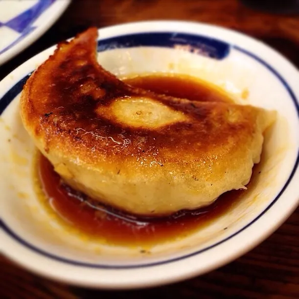 Snapdishの料理写真:吉祥寺 一圓  餃子ライス  
昔、7年住んでいたの
久々でもやっぱり大きな餃子であった、ジュワっと肉汁美味し|Yogiさん