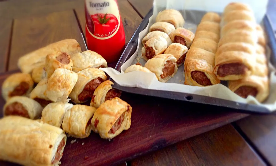 Fresh baked sausage rolls anyone hungry😆😆🍷|woodfiredさん