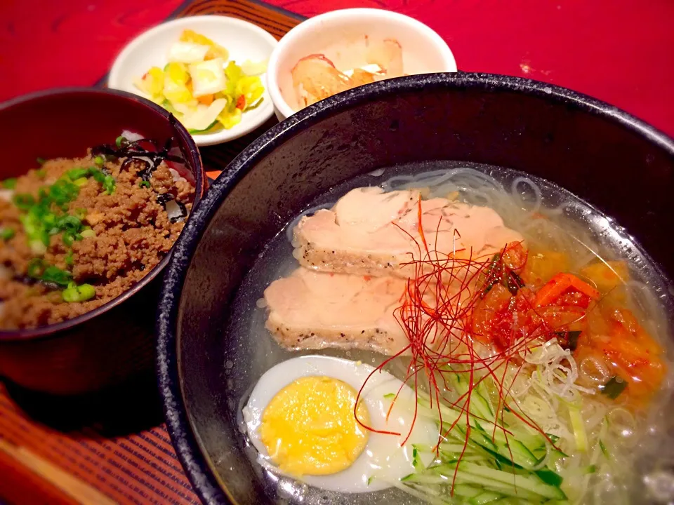 特製冷麺と牛肉そぼろ丼定食  大きめの鶏肉が特製なのかな(・・?)|リフルシャッフルさん