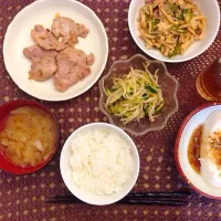 今日の夕飯。冷や奴にキュウリともやしの即席漬け、キャベツと玉ねぎの味噌汁に豚肉のバター醤油炒めと昨日の残りのチンジャオロース|紀子さん