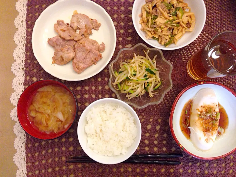 今日の夕飯。冷や奴にキュウリともやしの即席漬け、キャベツと玉ねぎの味噌汁に豚肉のバター醤油炒めと昨日の残りのチンジャオロース|紀子さん