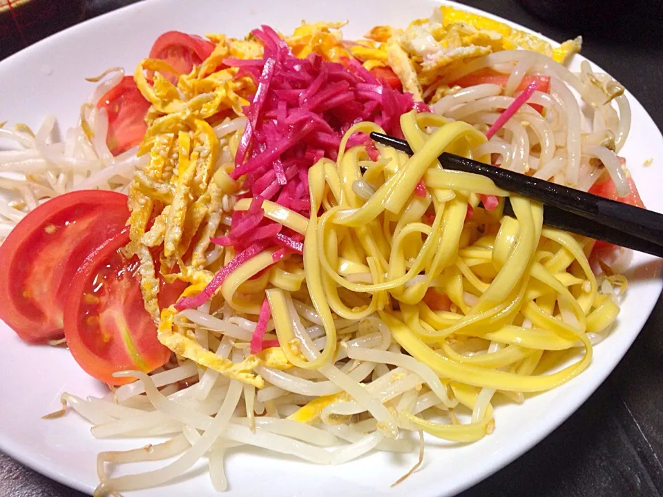 Snapdishの料理写真:ありもので作った太麺の冷やしラーメン|pipioujiさん