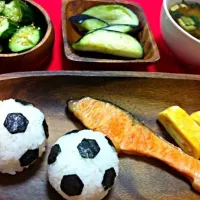 Snapdishの料理写真:サッカーボールおにぎり⚽|iwasakiさん