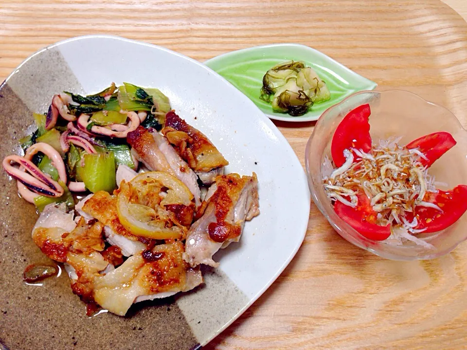 Snapdishの料理写真:いかとチンゲン菜の中華炒め、レモンソルトの焼きチキン、新玉ねぎのサラダ✧*|Makiさん