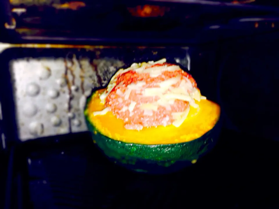 風ちゃんがカボチャの肉詰めを食べた〜い💕というのでカボチャのチーズハンバーグ詰め🌺|きゅうちゃんさん