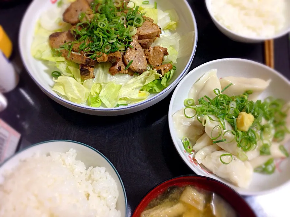 今日の晩ご飯は、かつおのバターしょうゆソテー、冷たい水餃子、わかめとおあげさんの味噌汁。|ゆえさん