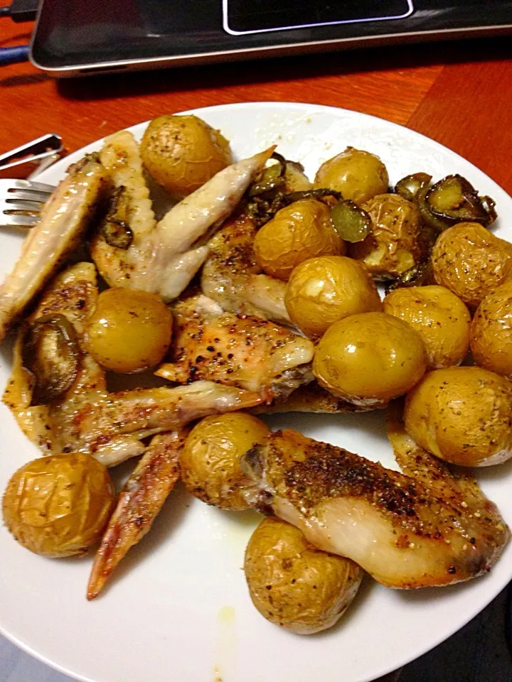 Chicken wings with jalapeno spiced baby potatoes...looks average but very tasty!|Andrew Martiniさん