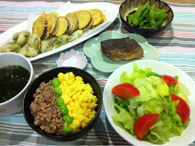 豚そぼろ丼・たらの芽さつまいも天ぷら・ホッケ丸干し・レタスとトマトサラダ・枝豆・わかめスープ|まーままさん