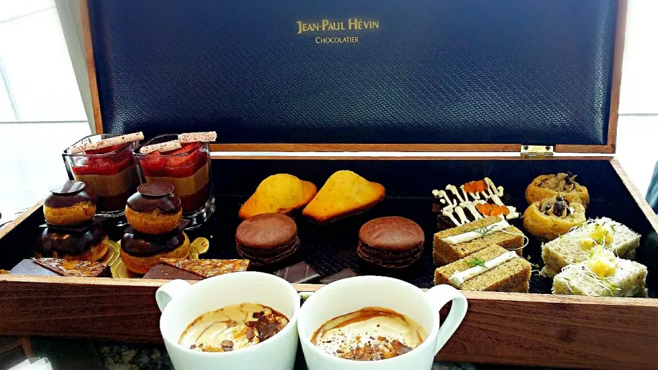 Cross over high tea set between the ritz & jean paul levin chocolatier #high tea #dessert #chocolate #snack|Skyeさん