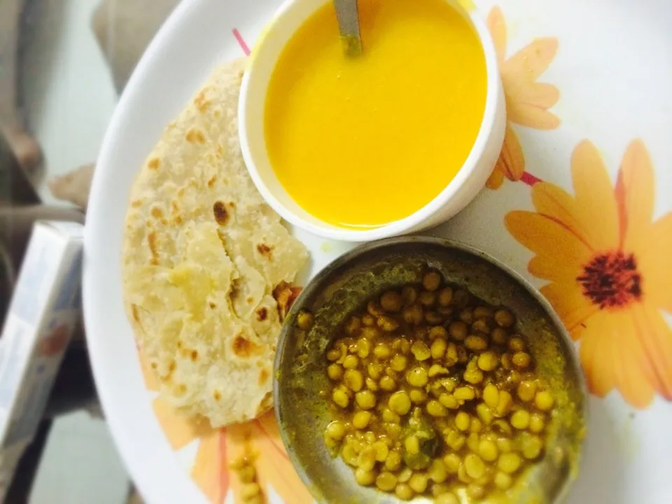 Bread with beans and mango juice|ayushさん