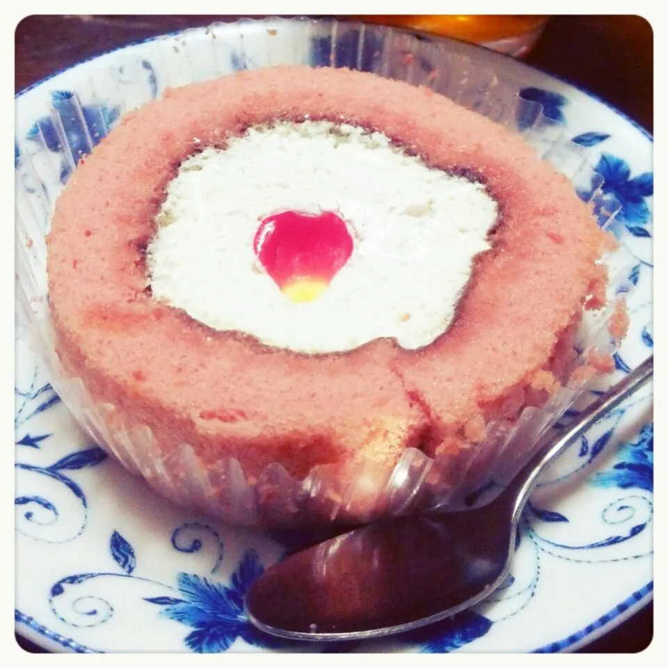 Snapdishの料理写真:LAWSONの薔薇のロールケーキ|ゆきちさん