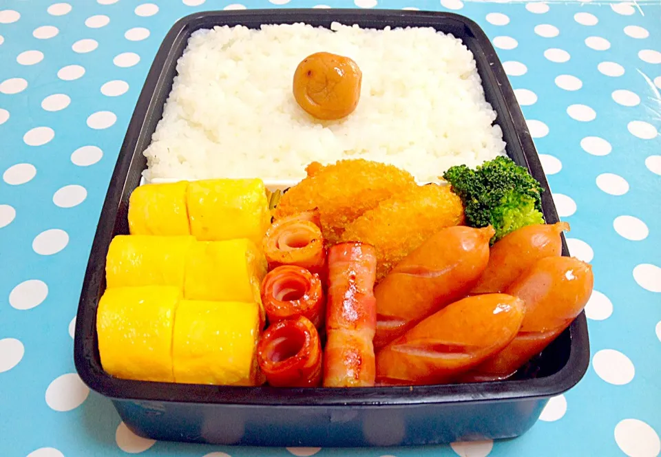 Fried rolled bacon & rolled scramble egg, sausages, fish fillet & boiled broccoli on lunch box|Liezlさん