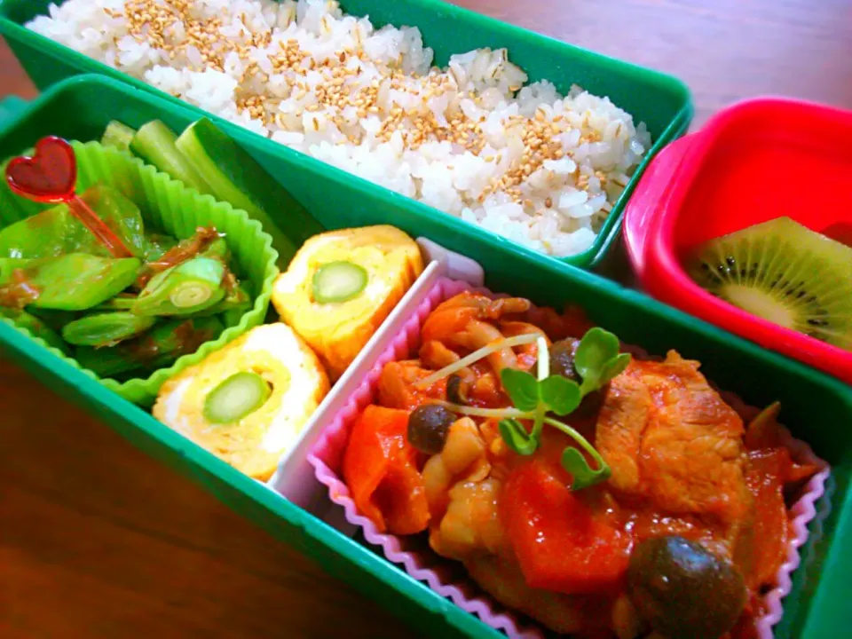 中１女子の今日のお弁当。麦ごはん、鶏肉と野菜のトマト煮、アスパラとチーズの卵巻き、モロッコいんげんのおかか和え、スティックきゅうり、キウイ|みっちっちさん