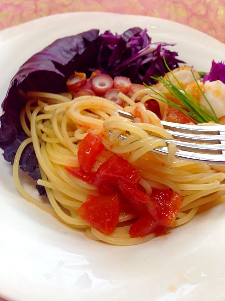 Snapdishの料理写真:ゆうべの水ダコの残りで、水ダコ唐揚げトマトソースパスタ🍝水ダコこりこりうまうま朝ごはん。紫キャベツのマリネ添え。|Kumi_loveさん