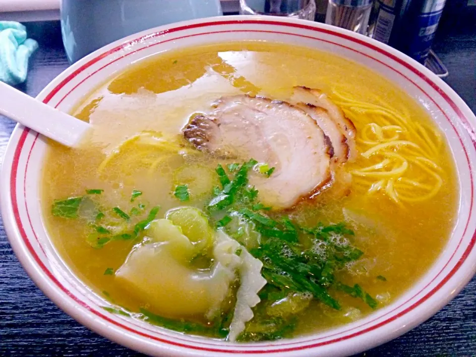 たけちゃんラーメンの鳥パイタンラーメン。
バター味の塩味パイタンスープは、鳥味が染みてます。
熱々のうちに飲み干せるスープでしたが、暑かったッス♪
暑い夏場、当然、スープを飲み干せば汗が吹き出します。
汗をかいて、ダイエットに、ならないか…
(；・ω・)|東京ライオンズさん