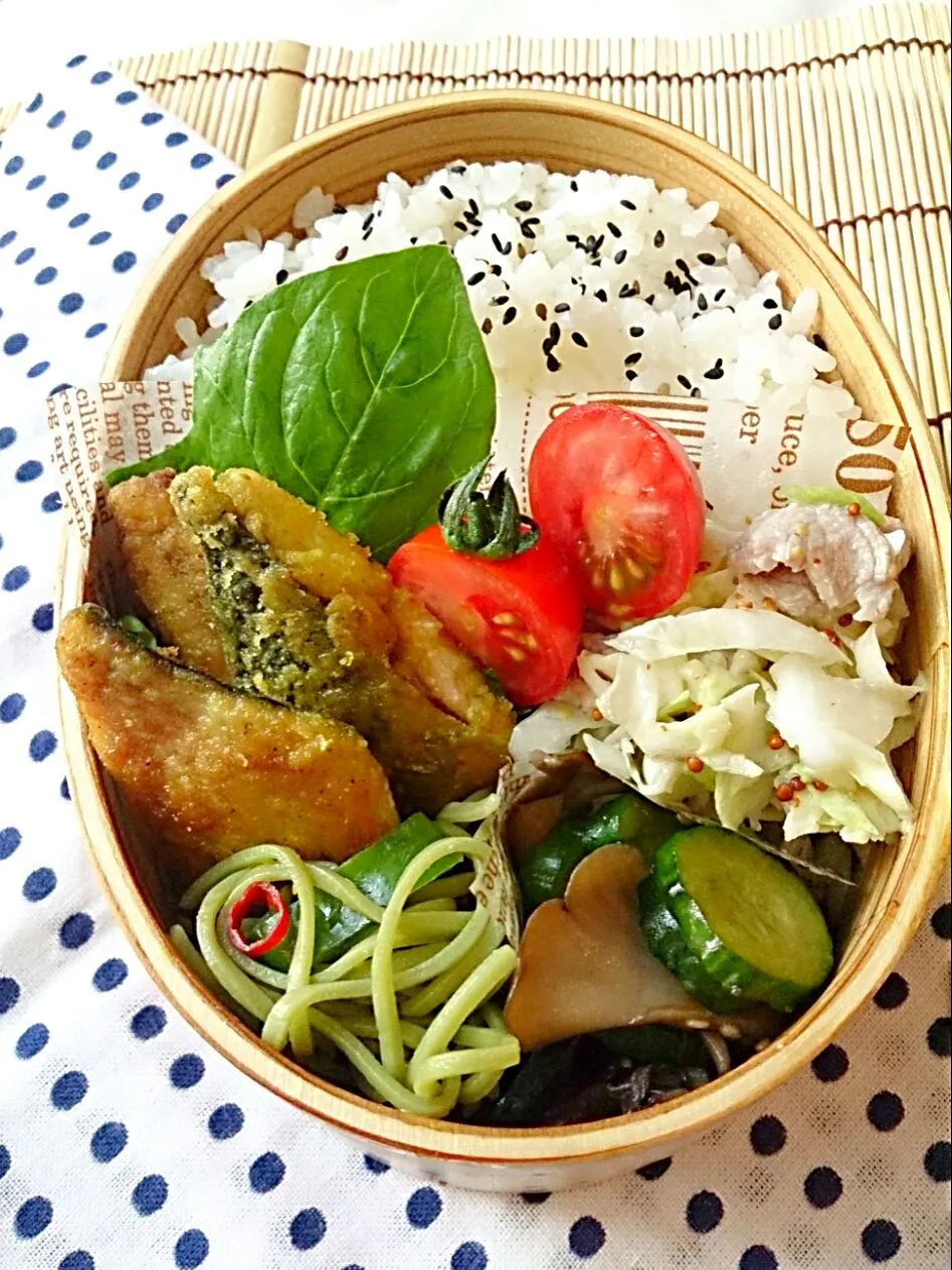 Snapdishの料理写真:鯖のカレー揚げと野菜弁当 
今日のパパ弁当は
鯖のカレー揚げ、茶そばのペペロンチーノ、キャベツと豚もものマスタードサラダ、胡瓜と舞茸の和え物等でした。|とだともさん