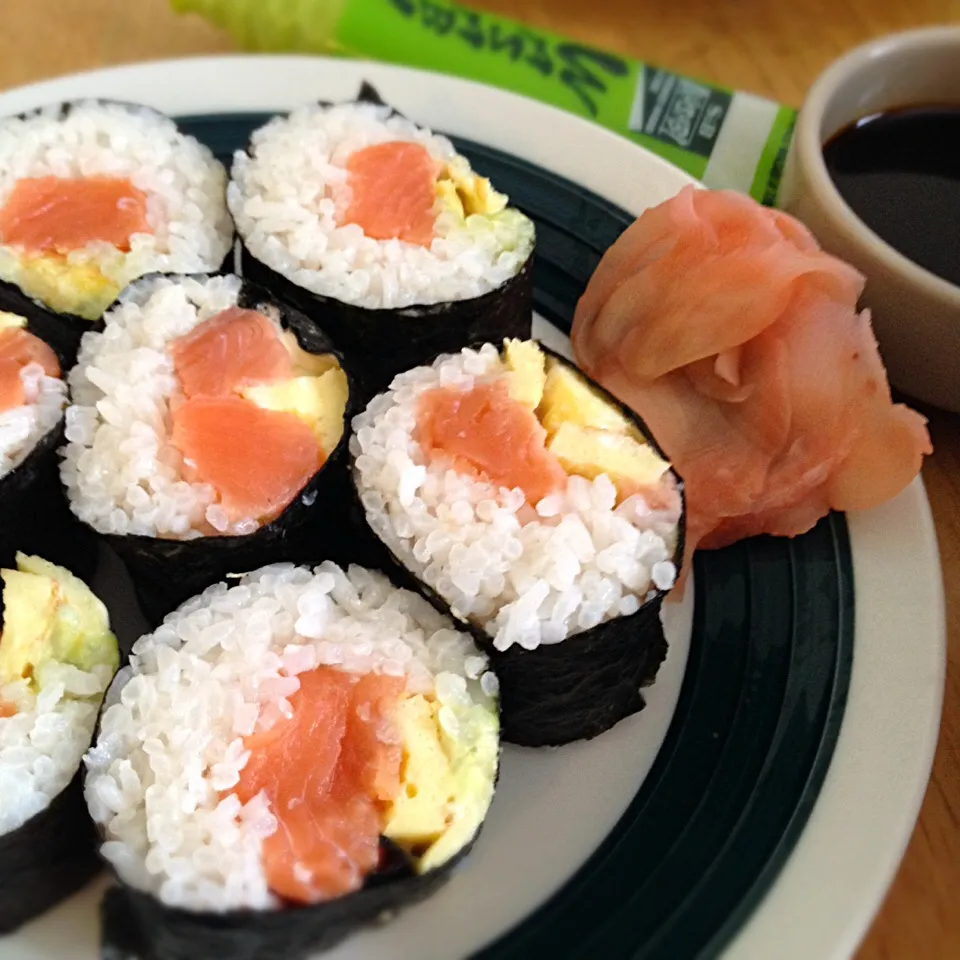 Snapdishの料理写真:Salmon&egg rolls|Rinさん