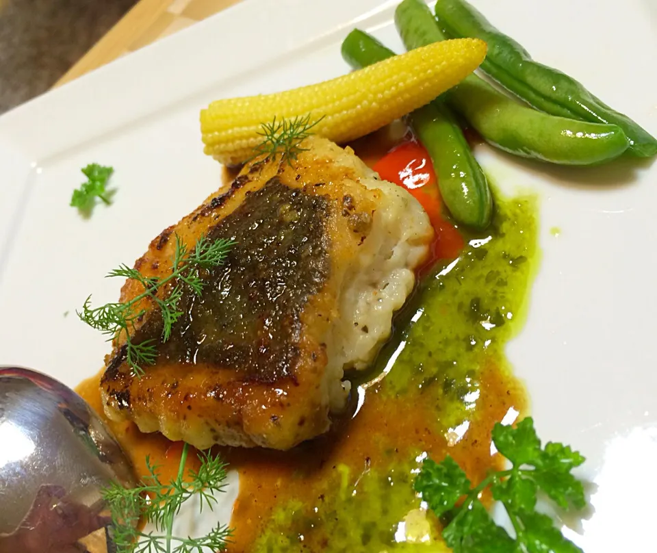 スズキのポアレ バジル🌿とレモン🍋のデュエット Filet de bar poele au basilic, au citron et ala vinaigrette|あうあうぶーさん