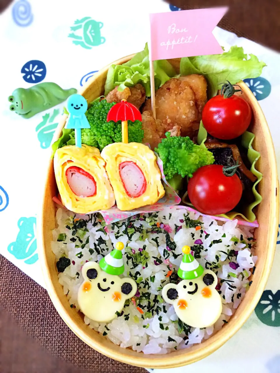 ゆっぴーઈ(◕ั◡◕ั)*ﾟ*♡のお弁当『🐸かえるちゃーん』✨手ぬぐいもかえるちゃーん💕あれ？何かいるよー😁|kumiさん