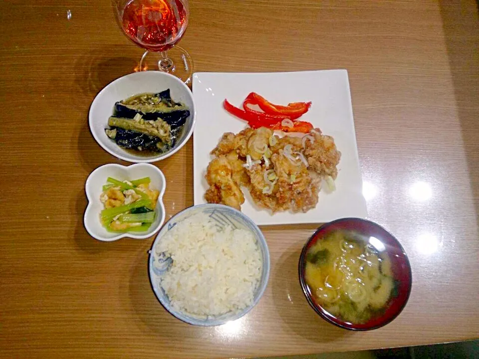 からあげ、パプリカの素揚げ、なすの中華煮浸し、小松菜と油揚げの煮物、じゃがいもとわかめの味噌汁、ご飯|とったんさん