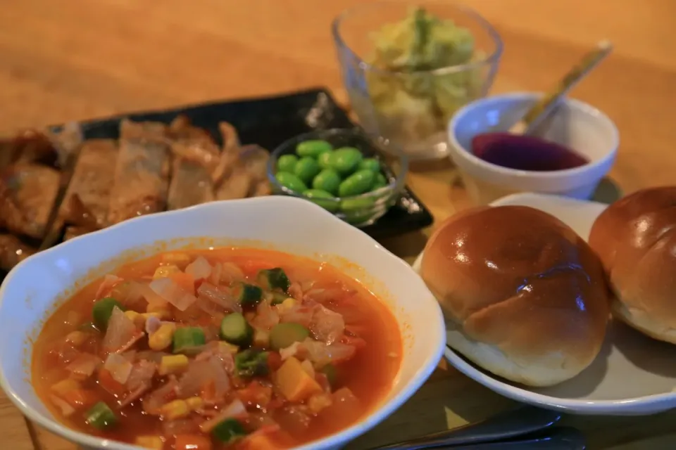 【夕ご飯】具だくさんミネストローネ、生姜焼き、サツマイモとスライスアーモンドのサラダ、ポン酢漬け枝豆、バターロール、紅芋スイートポテト♬|マカロンさん