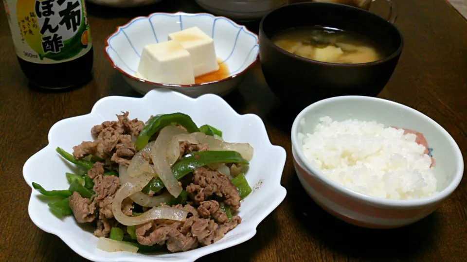 ピーマンと牛肉の炒めもの＆冷や奴＆ジャガイモとワカメの味噌汁|えっちゃんさん