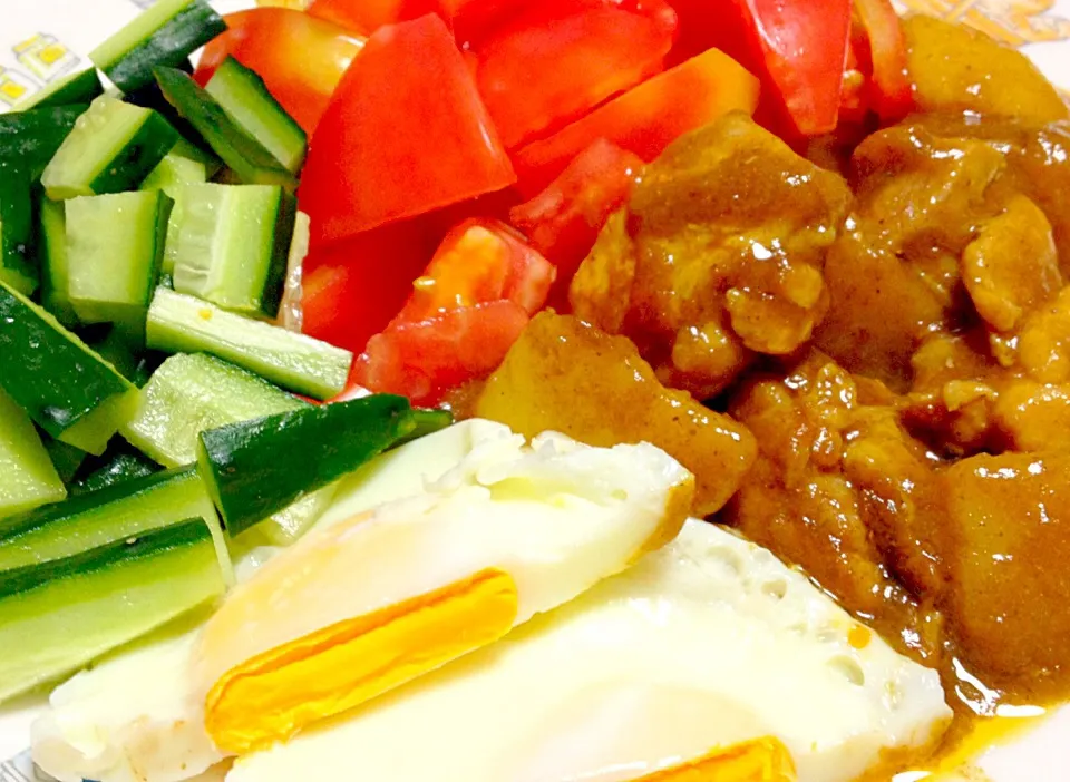 Chicken curry & boiled egg with slices tomato & cucumber|Liezlさん