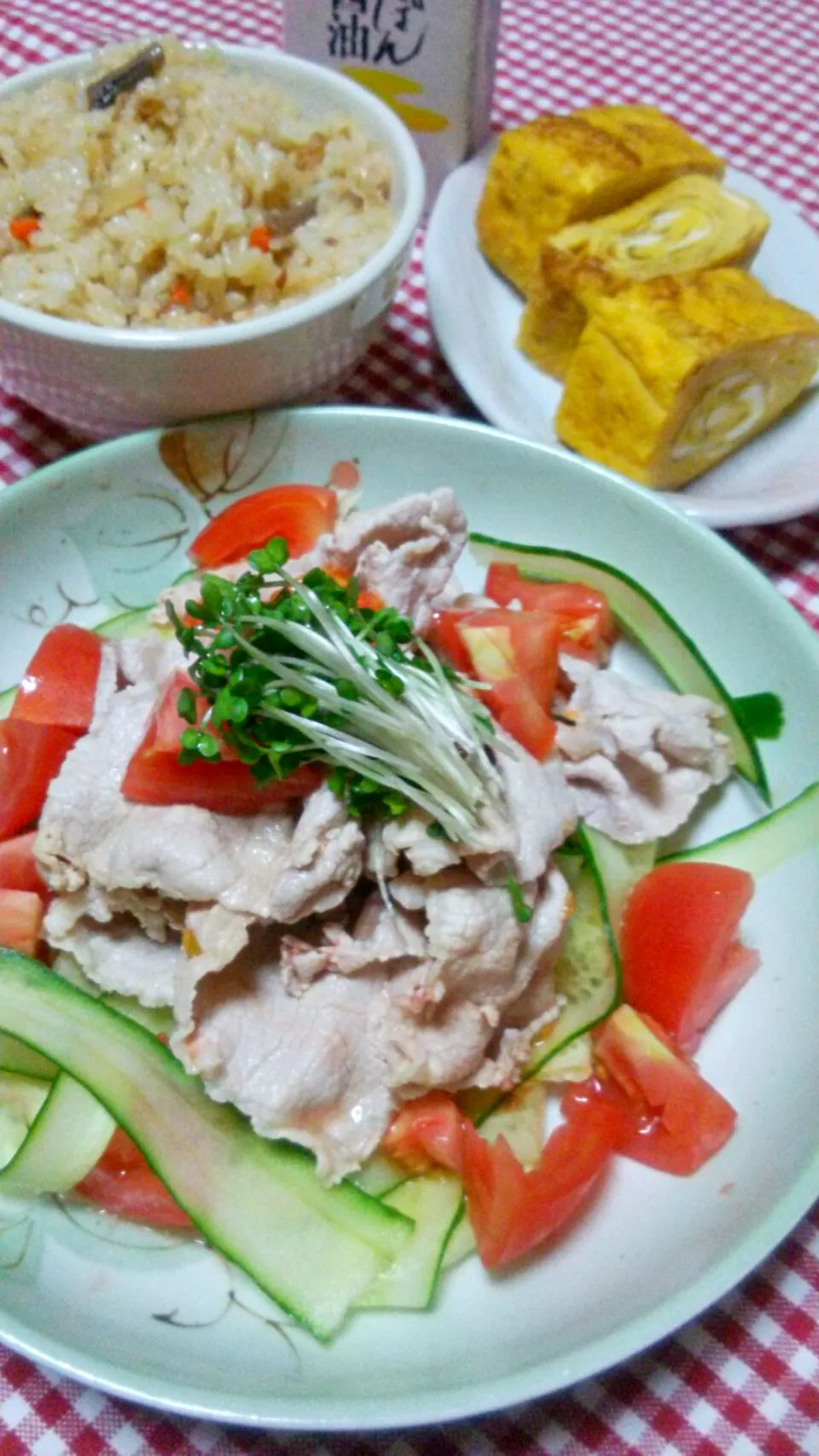 炊き込みごはん(鶏もも肉･人参･筍･ごぼう･蒟蒻･舞茸)、冷しゃぶサラダ(豚ロース薄切り肉･きゅうり･トマト･ブロッコリースプラウト)、だしまき玉子|まあるさん