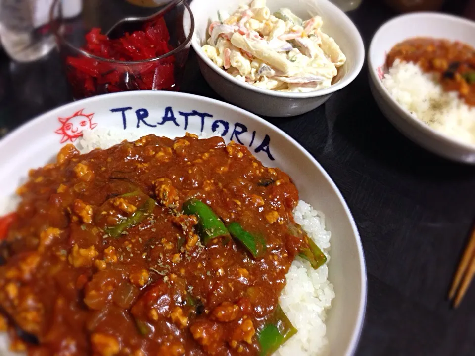 Snapdishの料理写真:今日の晩ご飯は、茄子とピーマンのトマトキーマカレー、マカロニサラダ。|ゆえさん