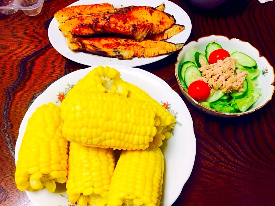 Snapdishの料理写真:Corn,salmon n salad for diet(^_−)−☆|Lorna Masayaさん