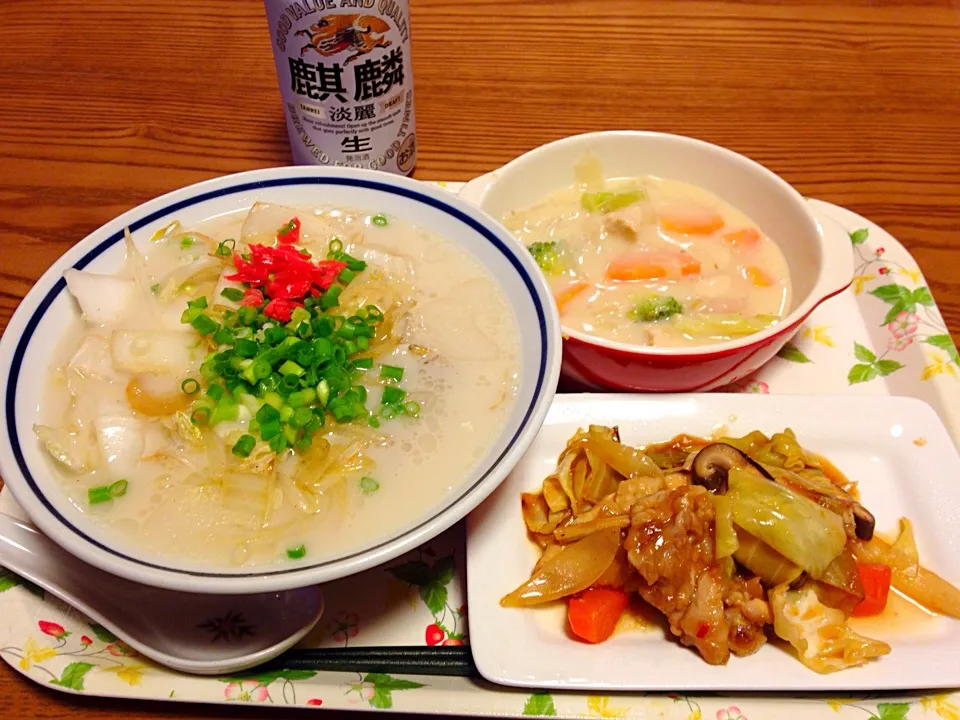 Snapdishの料理写真:豚骨ラーメンとシチューの野菜炒め・・|chiralyさん