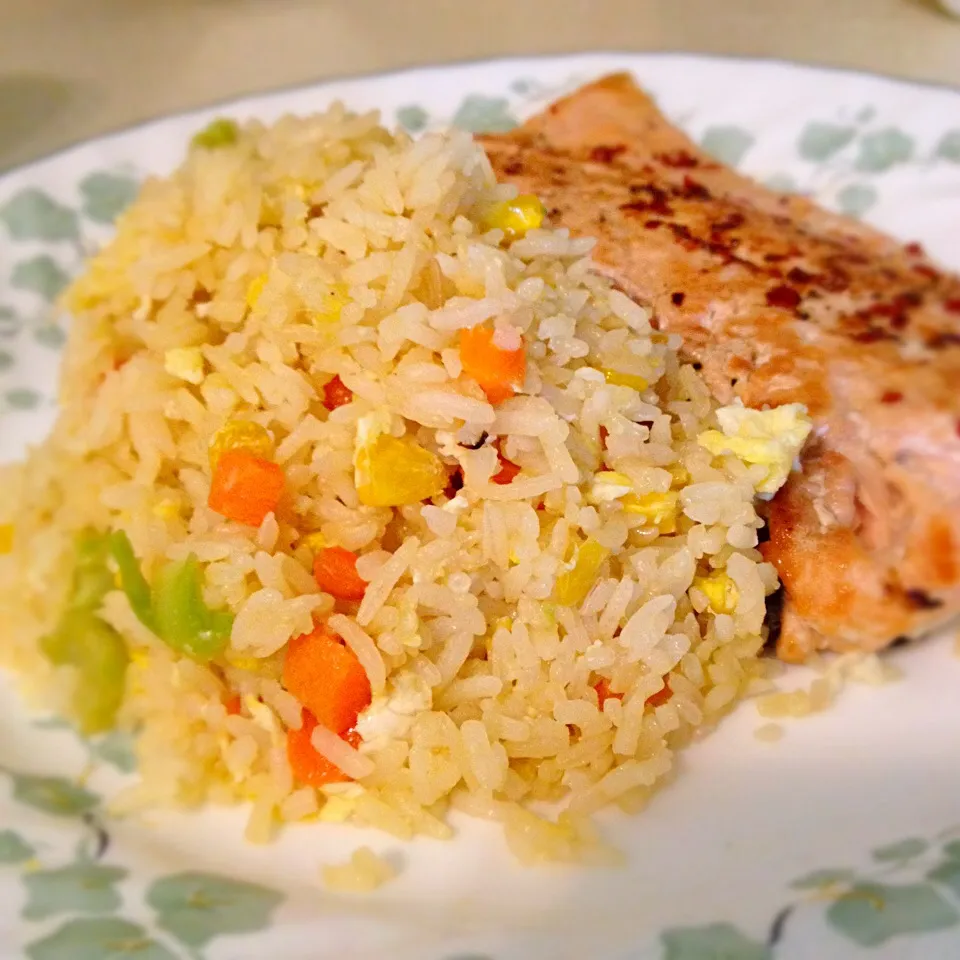 Snapdishの料理写真:Salmon steak with fried rice|Rinさん