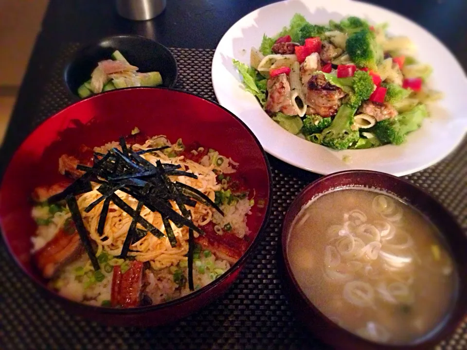 Snapdishの料理写真:ひつまぶし風混ぜご飯、チキンとブロッコリーのバジルパスタサラダ、おくらと豆腐のお味噌汁、箸休めきゅうり|ayumiさん