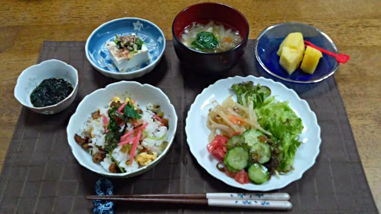 Snapdishの料理写真:穴子のちらし、豆鯵の南蛮漬け、大根とほうれん草のお味噌汁、サラダ、自家製青海苔、パイナップル|krchopさん