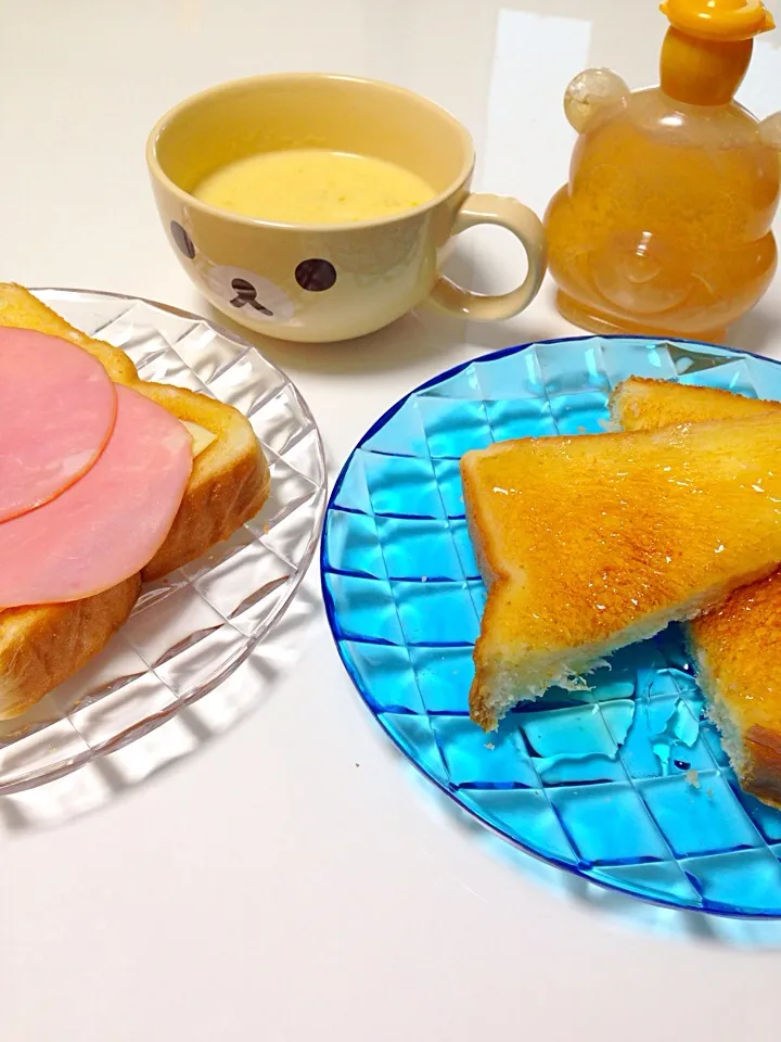 Snapdishの料理写真:朝食♡ハムチーズトースト＆ハニートースト。|mari♡（もも(*´∀｀*)♪）さん